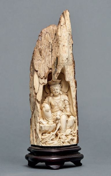 FINE FIGURINE CHINOISE en ivoire représentant Bodhisattva Guangyi