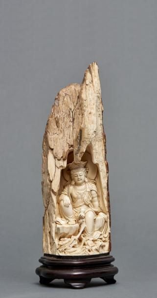 Fine figurine chinoise en ivoire représentant Bodhisattva Guangyi