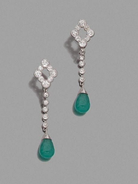 •Fine paire de PENDANTS d'OREILLES en platine (mi