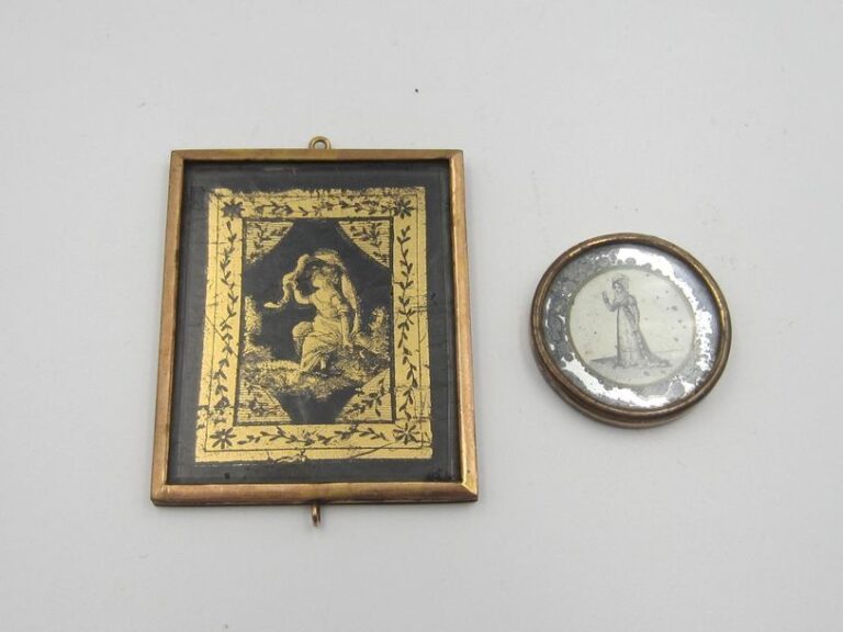 Fixé sous-verre début du XIXème siècle, encadrement bas or et bouton royaliste "Louis XVIII" et "Duchesse de Berry"
