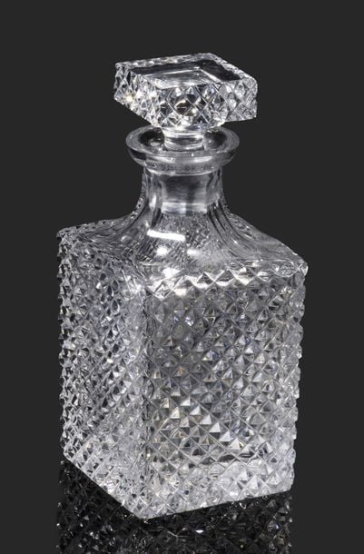 Flacon à alcool à section carrée en cristal taillé à pointes de diamants et côtes plates ; bouchon carré pla