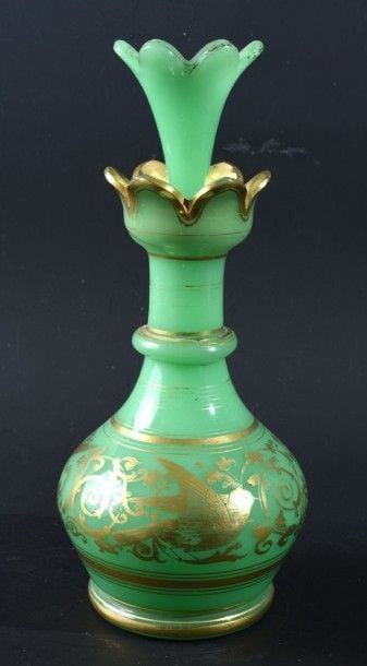 Flacon à cordon de col et bord corolle dentelé en opaline verte à décor d'oiseaux et de rinceaux dorés; bouchon dentel