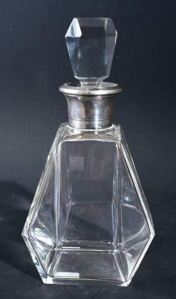 Flacon à liqueur polyédrique et son bouchon en verre moulé à côtes plates; col en argen