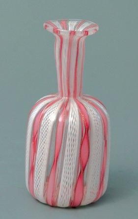 Flacon à long col en verre à décor de torsades rubanées roses et aventurine, alternées de torsades blanches filigranée