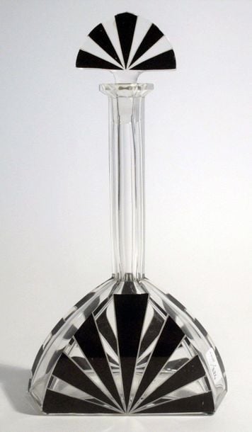Flacon à long col en verre taillé à côtes plates et décor émaillé noir en forme d'éventai
