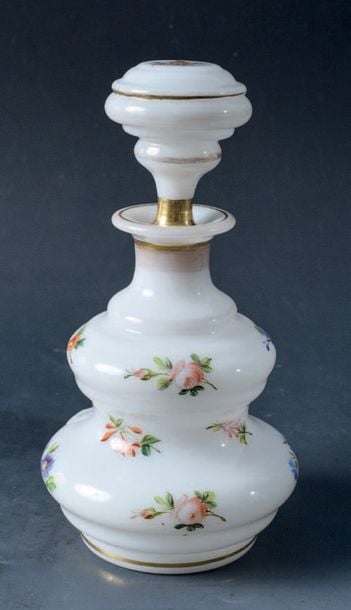 Flacon à panse double et son bouchon en opaline blanche à décor de semi de fleurette