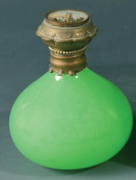 Flacon à panse ronde en opaline verte; couvercle en pomponne orné d'une gravure représentant la tour Saint-Jacque