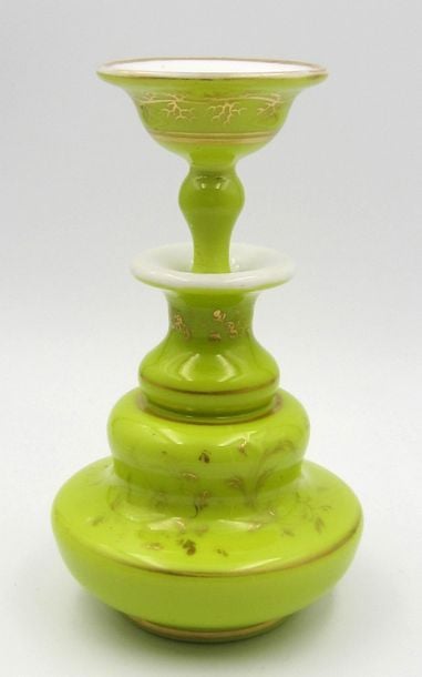 Flacon à parfum en opaline blanche doublée d'émail jaune acide à décor et filets dorés (décor usé) ; bouchon coroll