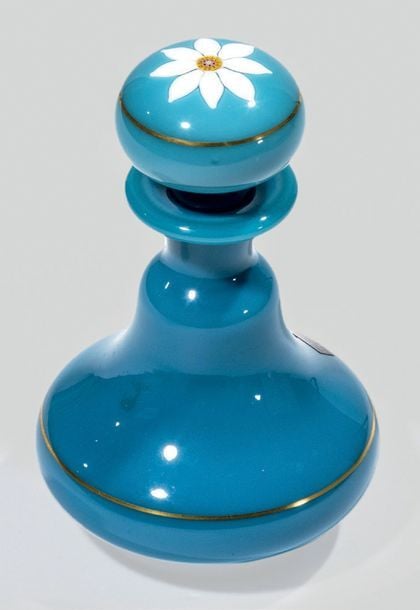 Flacon à parfum piriforme en opaline turquoise, le bouchon orné en inclusion d'une clématite blanch