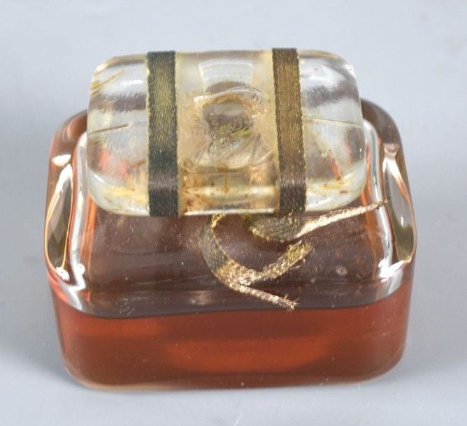 Flacon à parfum plat à section rectangulaire, bouchon plat en verre moulé-pressé à motif de gentleman en haut de forme (flacon encore scellé