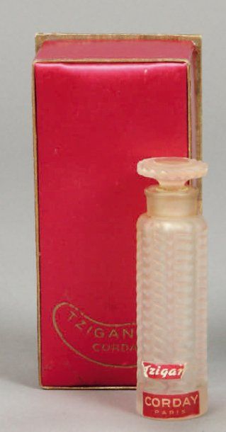 Flacon à parfum « Tzigane » (1937) avec son bouchon d'origine, modèle créé pour le parfumeur Corday présenté dans son écrin d'origine gainé de satin, avec son étiquette d'origin