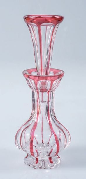 Flacon à piédouche en cristal overlay doublé de cristal rouge taillé à côtes plates et étoile sous la base; bouchon trompett