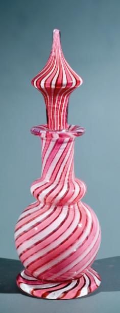 Flacon à piédouche et bourrelet de col à décor rubané rose et blanc spiralé; bouchon pagod