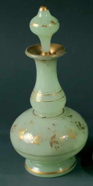 Flacon à piédouche et col bulbé et son bouchon en opaline vert tilleul à décor de guirlande végétale et de filets doré