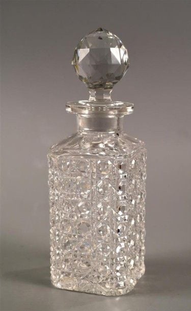 Flacon à section carrée et son bouchon en cristal taillé à pointes de diamants adoucie