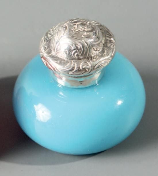 Flacon à sels de forme boule en opaline de cristal turquoise; bouchon à charnière en argent repouss