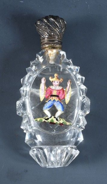 Flacon à sels en cristal taillé à pointes de diamants et côtes biseautées; décor émaillé polychrome sur paillon d'or représentant un pantin ou un personnage de cirque orientalisan