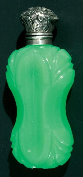 Flacon à sels en forme de violon en opaline verte taillée à godrons et côtes creuses; bouchon à charnière en argent repoussé et ciselé à motif végétal stylis