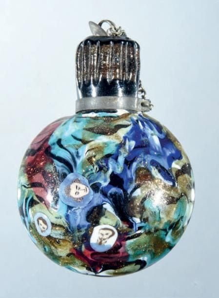 Flacon à sels en verre polychrome et aventurine orné de cinq murines à personnag