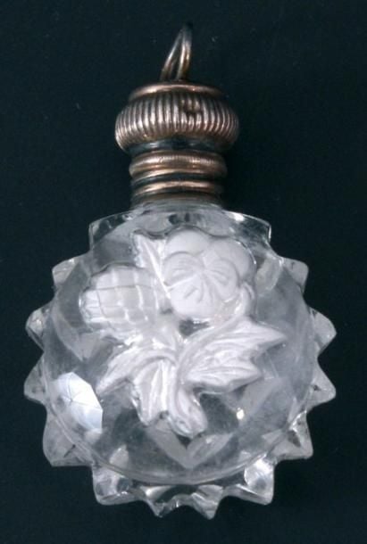 Flacon à sels miniature en cristal taillé à pointes de diamants, orné en inclusion d?un cristallo-cérame représentant une pensée et un dahlia; bouchon à vis et anneau en argen