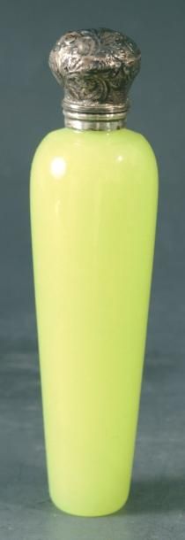 Flacon à sels tronconique en opaline jaune; bouchon à charnière en argent repoussé à motif végéta