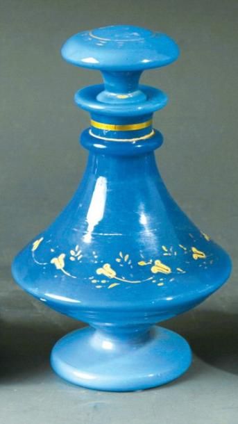 Flacon biconique à piédouche et son bouchon en opaline de cristal lavande à décor de fleurettes stylisées et de feuillage doré (décor usé
