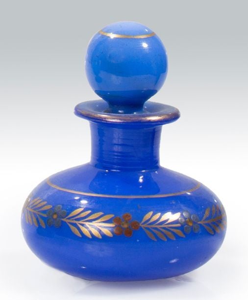 Flacon boule en opaline de cristal lavande à décor Desvignes de guirlande de myosotis rouge et feuillage dor