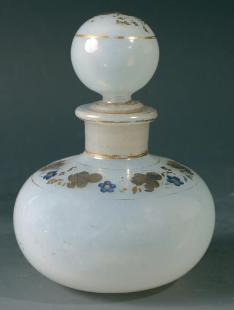 Flacon boule en opaline de cristal savonneuse à décor de guirlande de myosotis bleus, de pensées argentées et de feuillage doré (décor usé