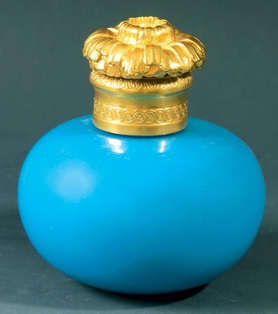 Flacon boule en opaline de cristal turquoise; col cerclé d?une bague en bronze ciselé et doré; bouchon en opaline et bronze doré à motif de fleur