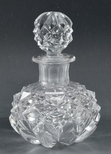 Flacon boule et son bouchon en cristal taillé à motif de larges pointes de diamant (égrenure à certaines pointes