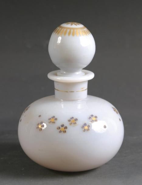 Flacon boule et son bouchon en opaline de cristal savonneuse orné d'un décor de myosotis bleus usé (petit défaut d'origine au bouchon