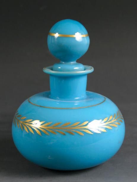Flacon boule et son bouchon en opaline de cristal turquoise ornée d'une guirlande de feuillage doré stylisé et de filets doré