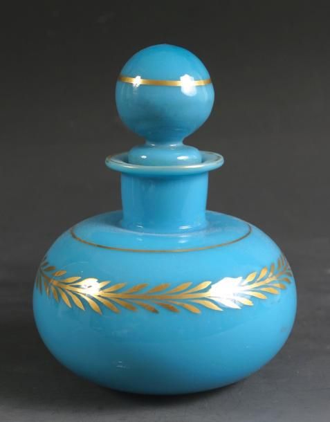 Flacon boule et son bouchon en opaline de cristal turquoise ornée d'une guirlande de feuillage doré stylisé et de filets doré