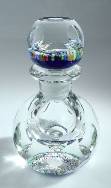 Flacon boule signé P et bouchon à fond de millefiori sur fond ble