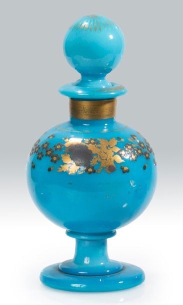 Flacon boule sur pied en opaline de cristal turquoise à décor Desvignes de guirlande de myosotis bleus et de feuillages dorés (décor usé