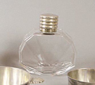 Flacon en cristal taillé à pans, l'encolure intérieure en vermeil, le bouchon en argent chiffré M