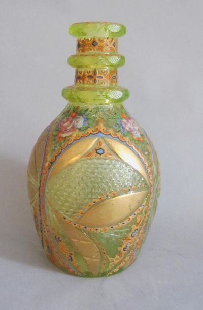 Flacon en verre de Bohême teinté jaune à décor émaillé et doré (petits accidents au col, manque le bouchon