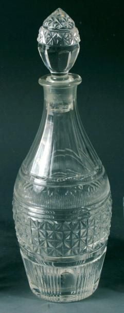 Flacon fuselé et son bouchon en cristal taillé à bandeau de diamants guillochés, de bandeau strié, de côtes plate