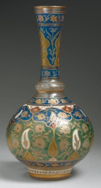 FLACON MOGHOL Flacon à panse sphérique et long col tubulaire issu d'un bulbe, décoré en émaux polychromes et or de motifs florau
