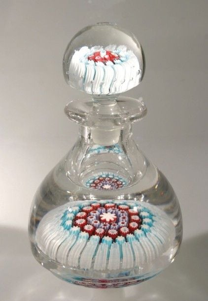 Flacon piriforme à talon, la base et le bouchon ornés en inclusion de cercles concentriques de bonbons blancs, bleu clair et rose