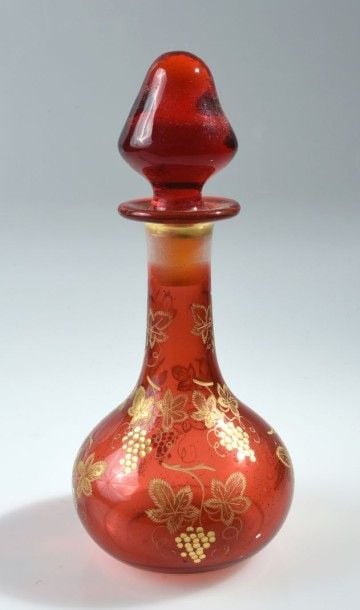 Flacon piriforme en cristal doublé rouge à décor gravé et doré de sarments de vigne