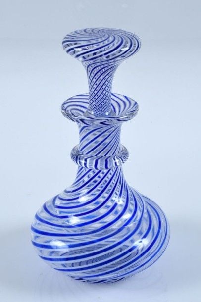 Flacon piriforme et son bouchon en cristal à décor filigrané bleu et blanc spiral