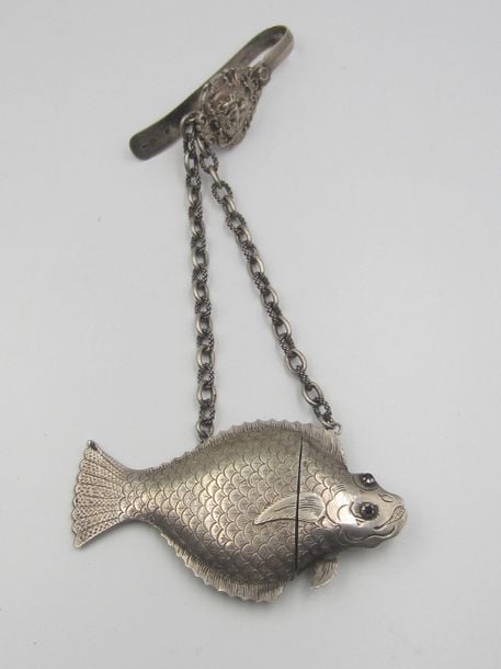 Flacon poisson en argent (minimum 800 millièmes) retenu par une chaînette ; l'attache figurant une dame de qualité en bust