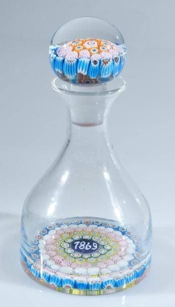 Flacon portant la fausse date 1869 et son bouchon à décor interne de cercles concentriques de bonbons polychrome