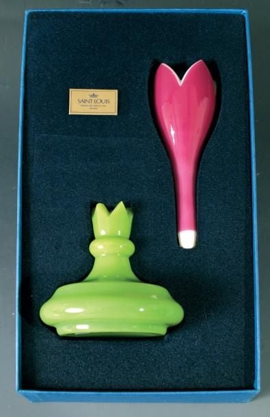 Flacon signé Saint-Louis, en opaline verte à cordon de col et bouchon en forme de crocus en opaline blanche doublée rose fuchsi