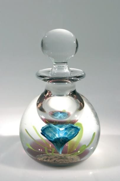 Flacon "Sonata", à fond violet et aventurine surmonté d'une fleur à corolle bleu jaspé blanc et feuilles vertes; bouchon boul