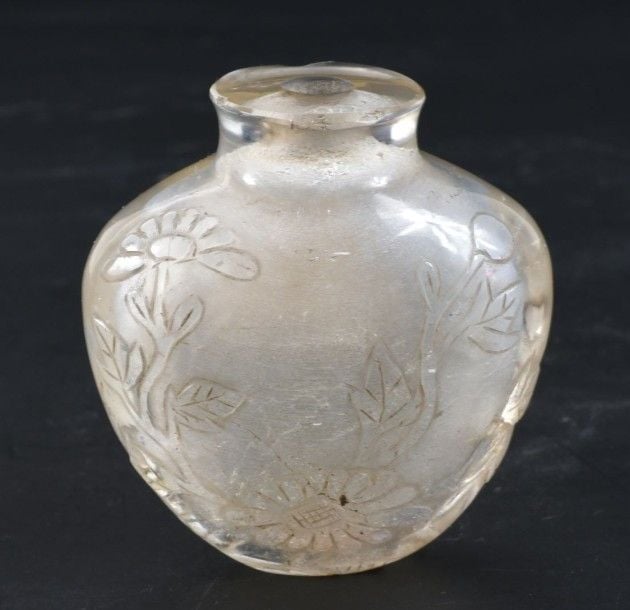 FLACON-TABATIERE DE FORME BALUSTRE A EPAULES TOMBANTES EN CRISTAL DE ROCHE A DECOR SCULPTE DE FLEURS Chine, Dynastie Qing, époque XIXe siècle - Bien évid