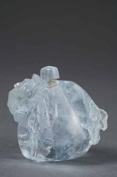FLACON TABATIERE EN AQUAMARINE Chine, Epoque XXe siècle Il est sculpté à l'imitation d'un melon d'eau que gravit un chilong (dragon archaïque sans cornes