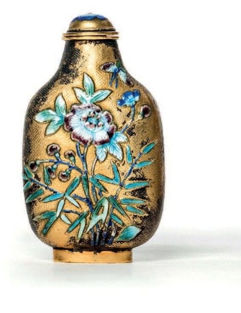 Flacon tabatière en cuivre et émail cloisonné sur fond doré à décor de pivoine et d'oiseau sur une branche fleuri