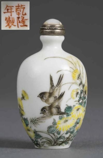 FLACON TABATIERE EN PORCELAINE Chine, Epoque XXe siècle A pied circulaire en creux, en forme d'oeuf étir